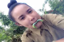 Nổi da gà với gái xinh nựng “quái vật” trên mặt