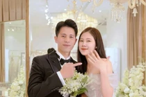 Sau 1 năm ăn hỏi, Đình Trọng đưa vợ hot girl đi thử váy cưới