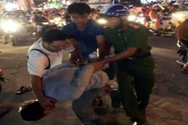 Người dân vây bắt thanh niên chặn ôtô để bẻ gương