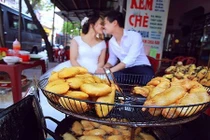 Bộ ảnh cưới “hàng quán” khiến dân mạng lạ mắt