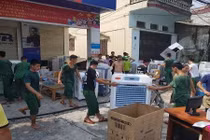 Cột điện cháy như pháo hoa ở Hà Nội, bộ đội giúp dân chạy đồ