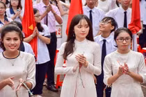 "Hot girl chào cờ" làm lu mờ hot boy cầm cờ là ai?