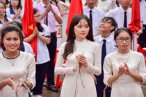 "Hot girl chào cờ" làm lu mờ hot boy cầm cờ là ai?