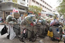 Hà Nội: Rác ngập mặt, công nhân “ngóng” cầu lấy xe đi làm