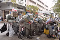 Hà Nội: Rác ngập mặt, công nhân “ngóng” cầu lấy xe đi làm