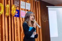 Thanh Nhàn - Nữ sinh trường Luật “cháy” hết mình với nghề cầm mic