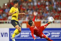 Quay chậm pha lập siêu phẩm của Nguyễn Quang Hải vào lưới Malaysia