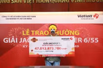 Anh xe ôm nhà nghèo đổi đời khi trúng độc đắc Vietlott 47 tỷ