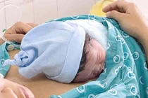 Không kịp tới bệnh viện, người phụ nữ 31 tuổi sinh con thứ 5 ngay trên đường 