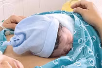 Không kịp tới bệnh viện, người phụ nữ 31 tuổi sinh con thứ 5 ngay trên đường 