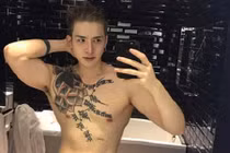 Fan nữ "rụng rời" vì em trai của hot boy thẩm mỹ Việt