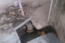 Bé 10 tuổi rơi xuống hố ga vì nhà thầu ẩu?