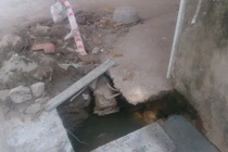 Bé 10 tuổi rơi xuống hố ga vì nhà thầu ẩu?