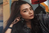 Vẻ đẹp lai Tây ấn tượng của hot girl trường Báo