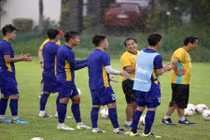 Đội tuyển Việt Nam đội mưa chờ đấu Philippines ở AFF Cup 2018