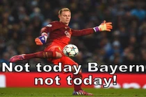 Ảnh chế Champions League: Andre ter Stegen đập tan giấc mơ Bayern