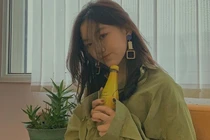 Cô gái bị hở hàm ếch thần thái ngời ngời, hóa ra thừa hưởng gen từ người "này"