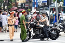 Ảnh: Xe máy, hàng rong tấn công phố đi bộ quanh Hồ Gươm