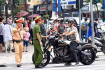 Ảnh: Xe máy, hàng rong tấn công phố đi bộ quanh Hồ Gươm