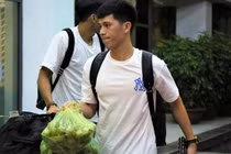 Đình Trọng hội quân nhưng fan chỉ chú ý đến "túi đồ" cầm tay