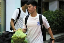 Đình Trọng hội quân nhưng fan chỉ chú ý đến "túi đồ" cầm tay