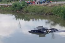 Xe con bị đâm văng xuống sông, tài xế tử vong