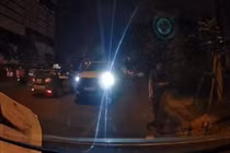 Video: Tắc đường, xe bán tải chạy ngược chiều bất chấp nguy hiểm