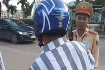 Diện style "áo tù" ra đường, nam thanh niên gặp cái kết không tưởng