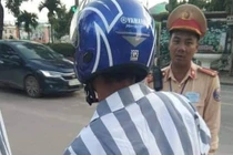 Diện style "áo tù" ra đường, nam thanh niên gặp cái kết không tưởng