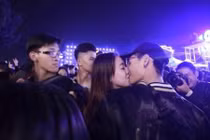 Những nụ hôn cực ngọt ngào trong khoảnh khắc đếm ngược sang năm mới