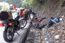 Bão mạng dân phượt Việt ngủ vạ vật ven đường, mương nước