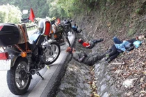 Bão mạng dân phượt Việt ngủ vạ vật ven đường, mương nước