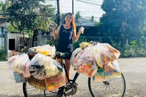 Vừa về Việt Nam, Huỳnh Như đăng ảnh cực dân dã lên Facebook