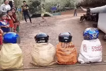 Video: Cuộc đua nhảy bao bố “bá đạo” chưa từng thấy