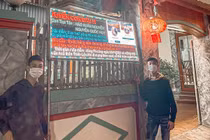 Sợ con trai ế, phụ huynh trưng bảng LED tuyển vợ cực chất