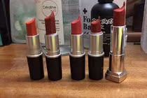 Chết cười với những cách đánh son kì dị của chị em