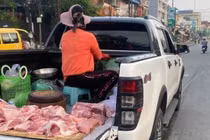 "Buôn bán cho vui lời lãi gì", tiểu thương "cưỡi" xe khủng bán hàng