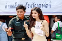 Mỹ nữ chuyển giới khiến cả doanh trại quân đội "đứng hình"