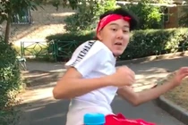 Thử thách “đá bay nắp chai” có gì vui khiến dân mạng ùn ùn làm theo?