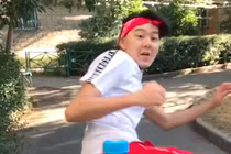 Thử thách “đá bay nắp chai” có gì vui khiến dân mạng ùn ùn làm theo?