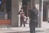 Bắt cụ bà làm con tin, tên cướp tiệm vàng bị cảnh sát bắn gục tại chỗ