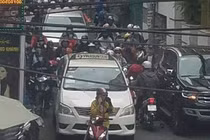 Cả phố tắc nghẽn dài vì chị gái đứng giữa đường “nấu cháo điện thoại" 
