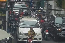 Cả phố tắc nghẽn dài vì chị gái đứng giữa đường “nấu cháo điện thoại" 