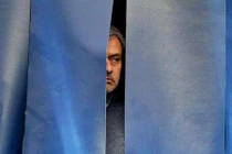 Ảnh chế: HLV Mourinho trốn biệt sau thất bại trước Man City