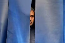 Ảnh chế: HLV Mourinho trốn biệt sau thất bại trước Man City