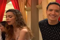 Kim Lý chụp hình tinh nghịch trong khi Hồ Ngọc Hà mê mải bán son