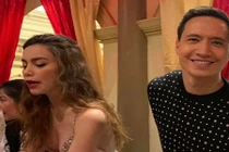 Kim Lý chụp hình tinh nghịch trong khi Hồ Ngọc Hà mê mải bán son