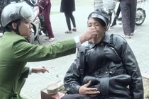 Xúc động trước cảnh chiến sĩ công an chăm sóc người ngất xỉu