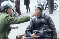 Xúc động trước cảnh chiến sĩ công an chăm sóc người ngất xỉu