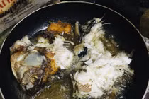 "Cười sặc nước" với thảm họa rán cá của hội chị em vụng thối vụng nát